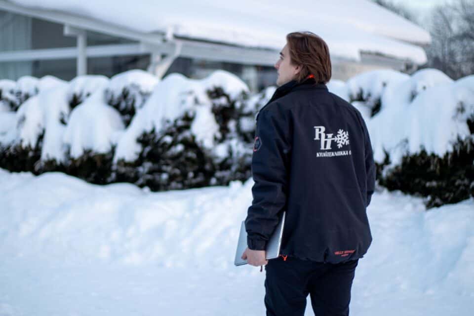 RH Kylmätekniikan asiantuntija matkalla maksuttomaan kartoitukseen ja suunnittelupalaveriin asiakkaan kotiin Espoossa